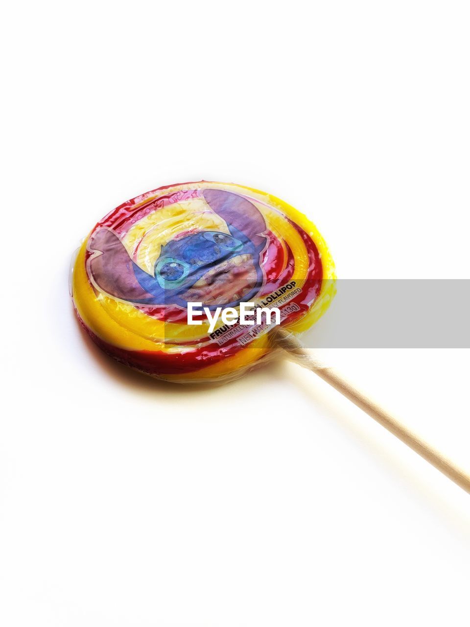 HIGH ANGLE VIEW OF CANDIES AGAINST WHITE BACKGROUND