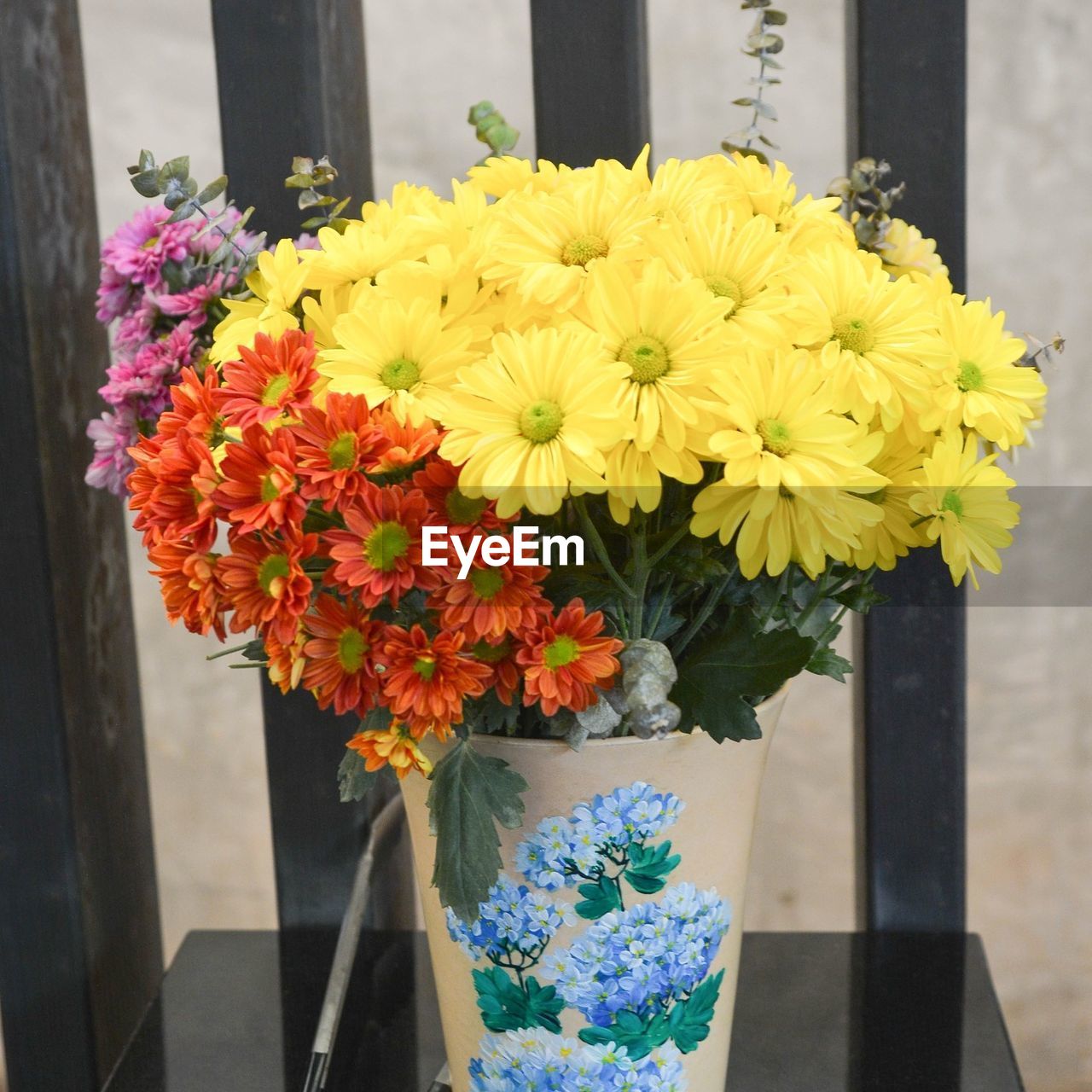 CLOSE-UP OF FLOWERS ON VASE