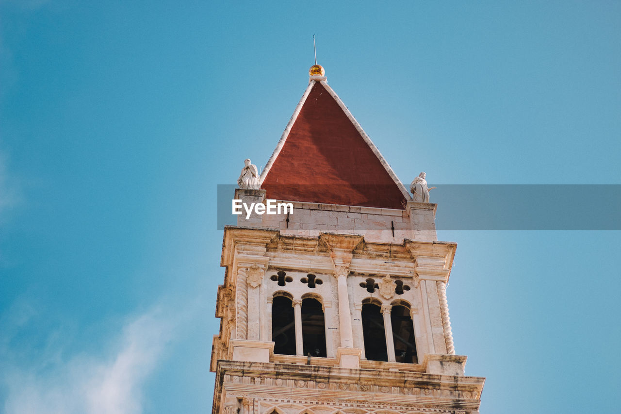 LOW ANGLE VIEW OF BUILDING AGAINST BLUE SKY