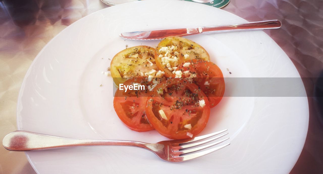 High angle view of ensalada de tomate alineada food in plate on table