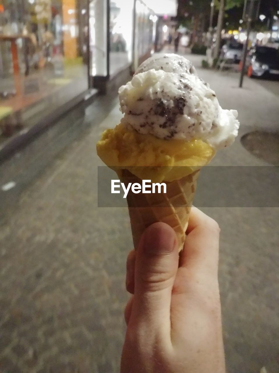 CLOSE-UP OF PERSON HOLDING ICE CREAM CONE