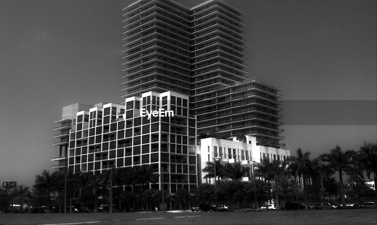 LOW ANGLE VIEW OF MODERN OFFICE BUILDING