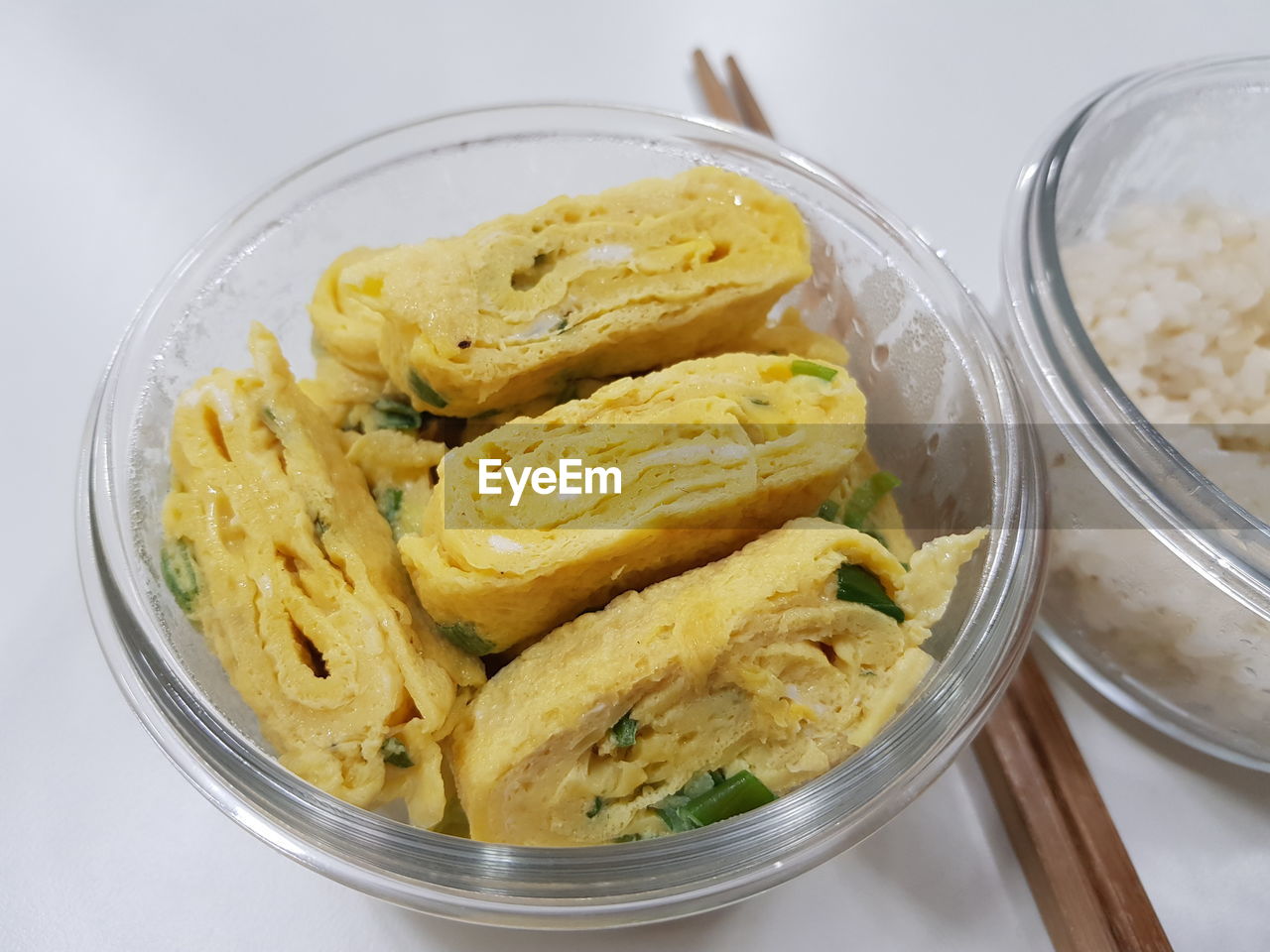 HIGH ANGLE VIEW OF NOODLES IN CONTAINER ON TABLE