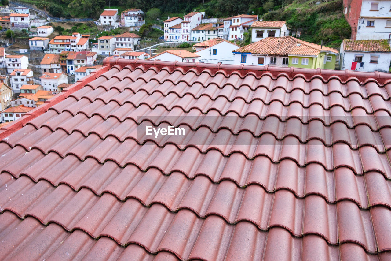 architecture, roof, roof tile, built structure, building exterior, building, house, residential district, city, no people, day, outdoor structure, nature, pattern, outdoors, town, brickwork, high angle view