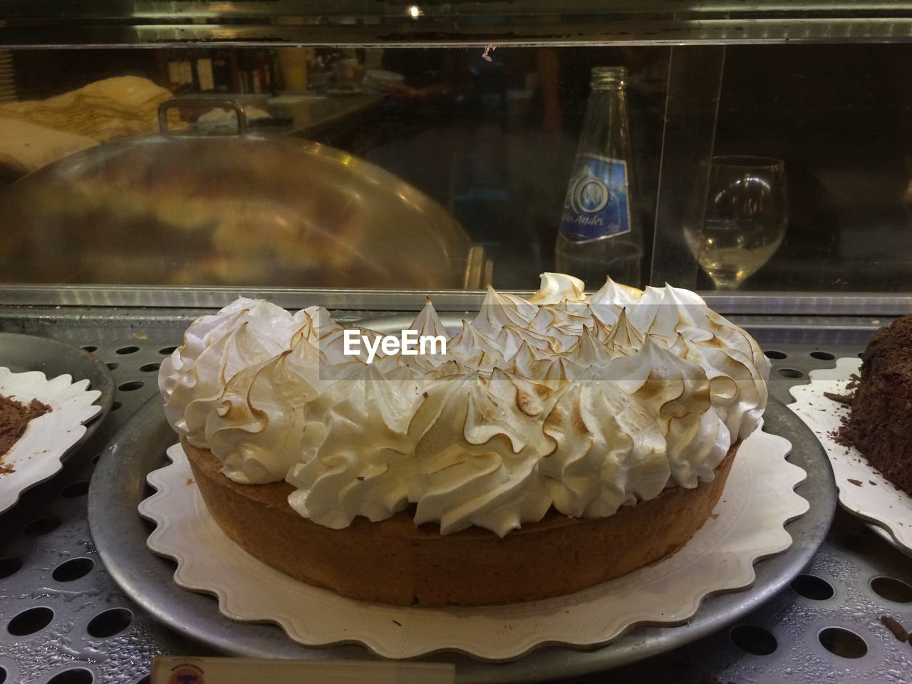 CLOSE-UP OF SWEET FOOD ON TABLE