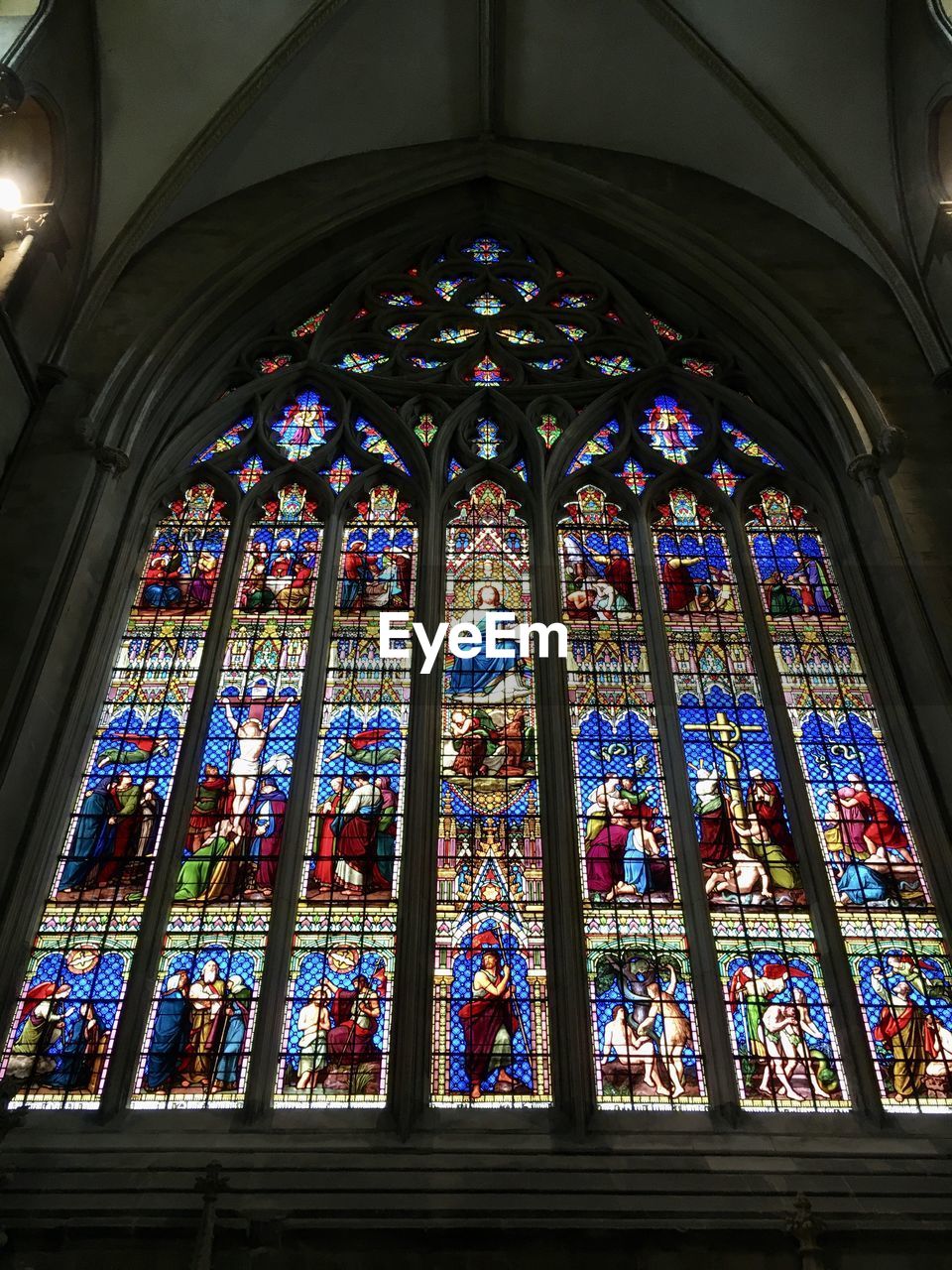 LOW ANGLE VIEW OF STAINED GLASS WINDOW IN BUILDING