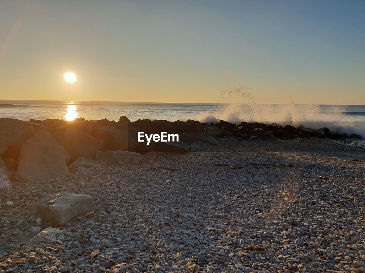 SCENIC VIEW OF SEA AGAINST SKY AT SUNSET