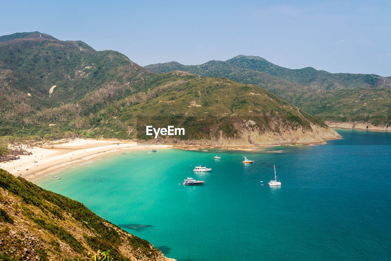 HIGH ANGLE VIEW OF SAILBOAT ON BAY