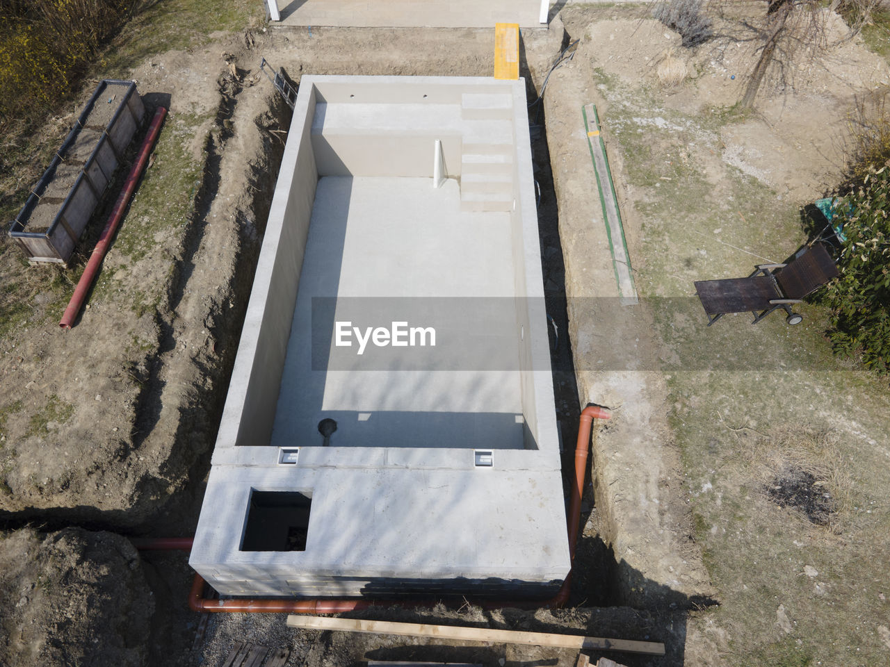 HIGH ANGLE VIEW OF CONSTRUCTION SITE IN WATER