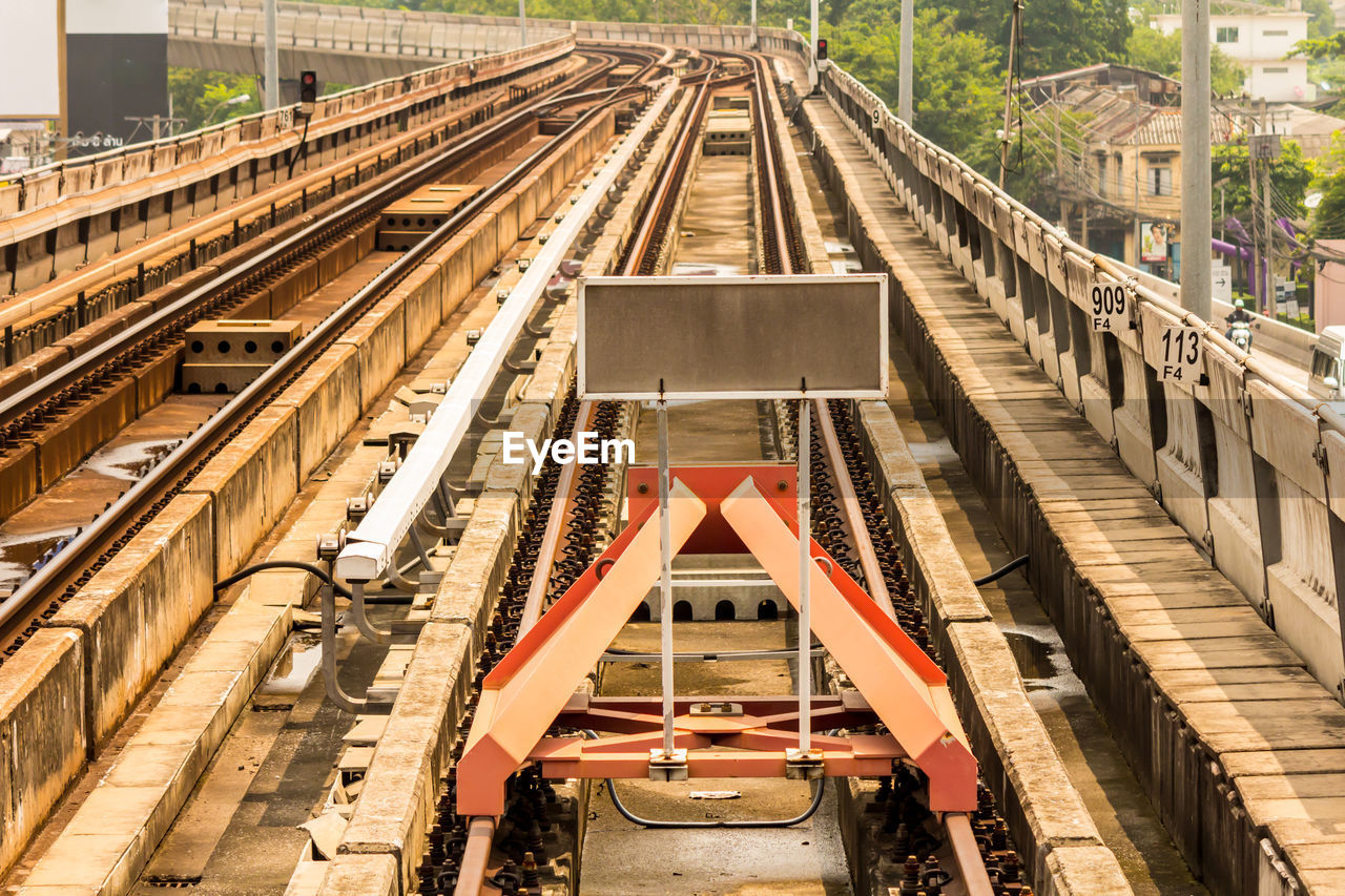 HIGH ANGLE VIEW OF TRAIN ON RAILROAD TRACKS