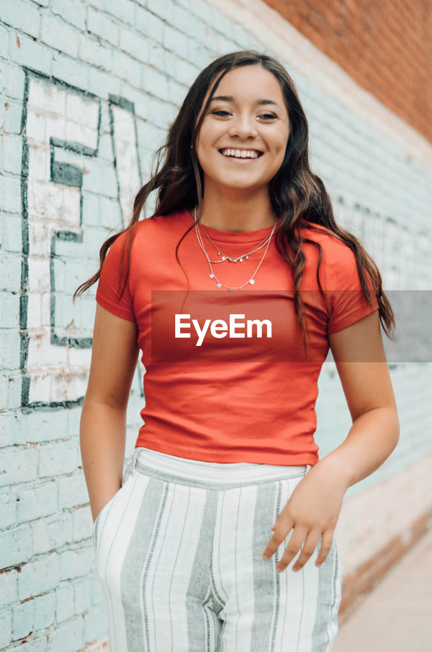 PORTRAIT OF A SMILING YOUNG WOMAN