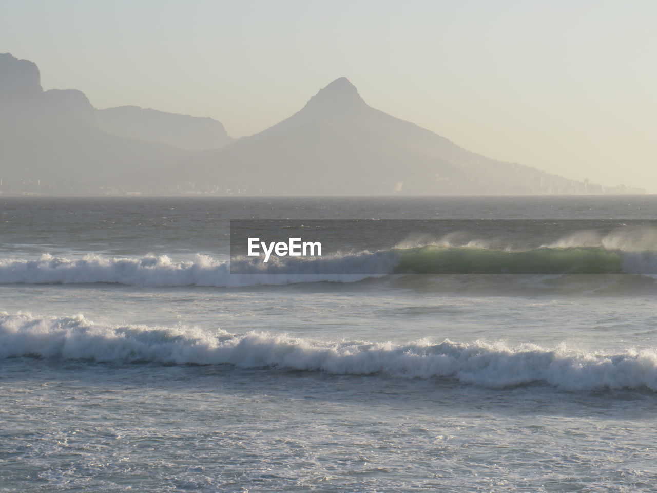 SCENIC VIEW OF SEA AGAINST MOUNTAINS