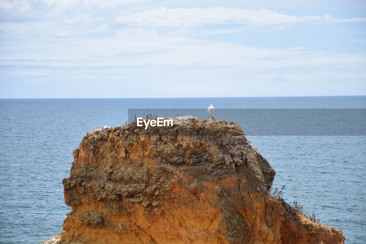 SCENIC VIEW OF ROCK FORMATION IN SEA AGAINST SKY