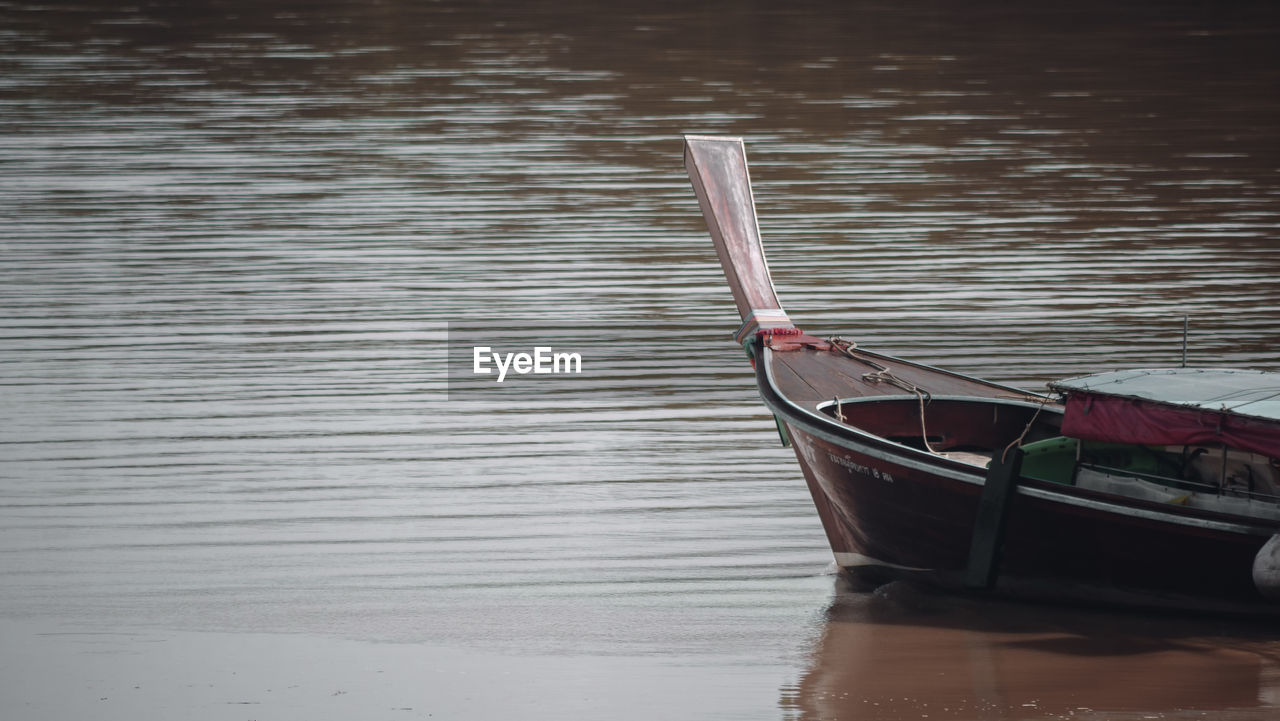 HIGH ANGLE VIEW OF BOAT MOORED ON LAKE