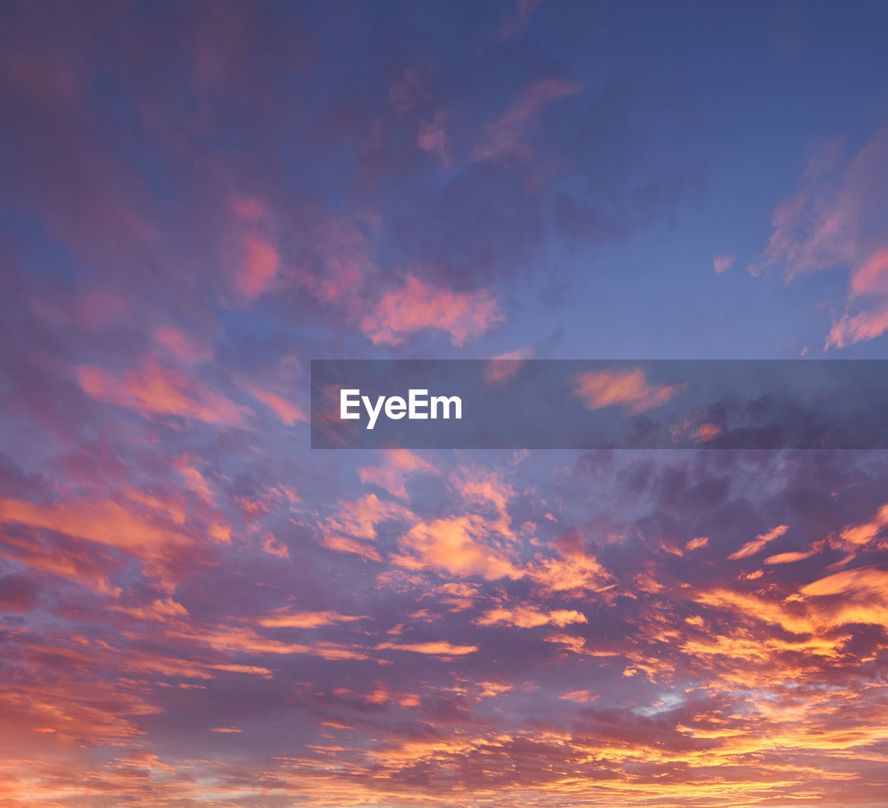 LOW ANGLE VIEW OF CLOUDS IN SKY DURING SUNSET