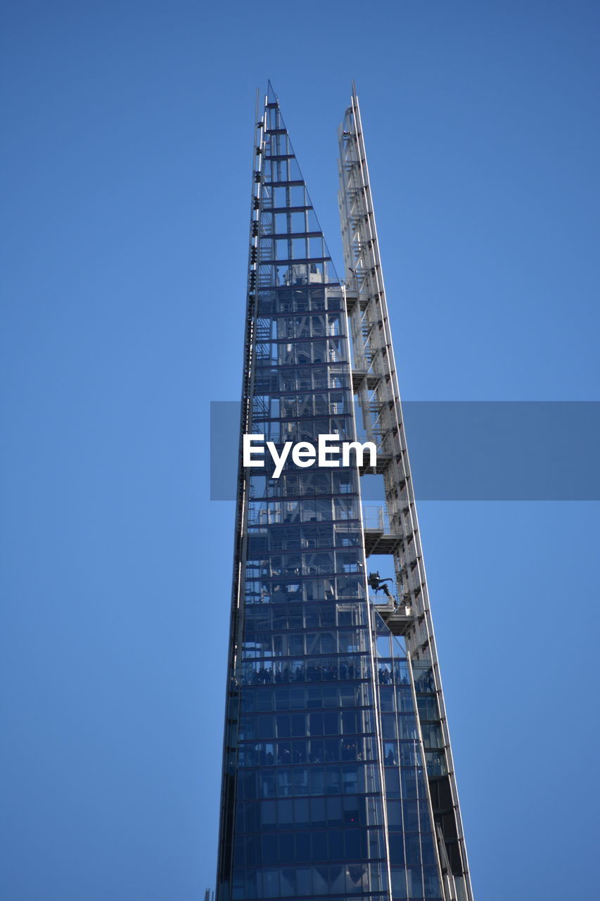 LOW ANGLE VIEW OF SKYSCRAPER AGAINST BLUE SKY