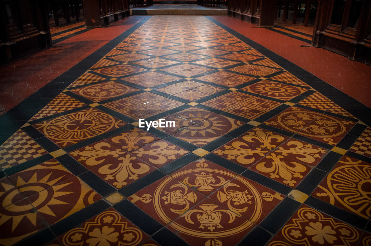 HIGH ANGLE VIEW OF TILED FLOOR AND CEILING IN BUILDING