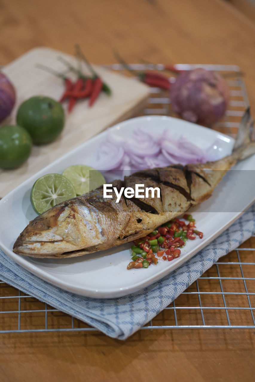 HIGH ANGLE VIEW OF BREAKFAST ON TABLE