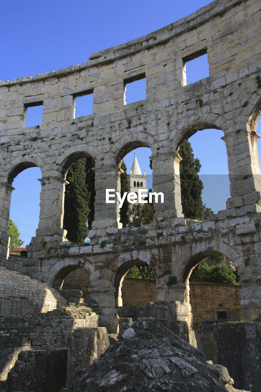 LOW ANGLE VIEW OF HISTORICAL BUILDING