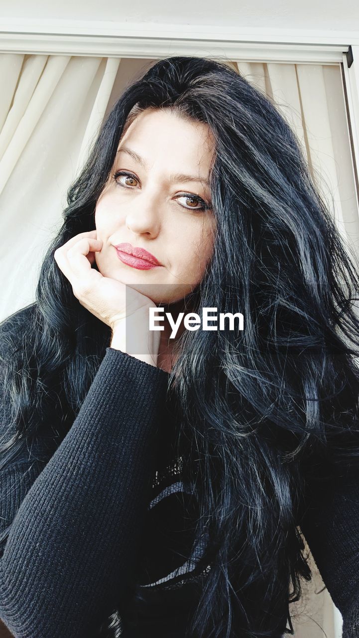 one person, adult, women, portrait, long hair, photo shoot, young adult, hairstyle, black hair, human hair, black, looking at camera, indoors, lifestyles, portrait photography, brown hair, human face, person, smiling, clothing, fashion, front view, waist up, make-up, headshot, female, happiness, emotion, lipstick, looking, casual clothing, leisure activity