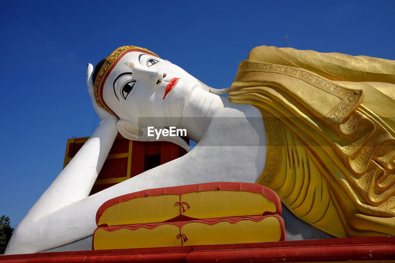 LOW ANGLE VIEW OF STATUES AGAINST CLEAR SKY