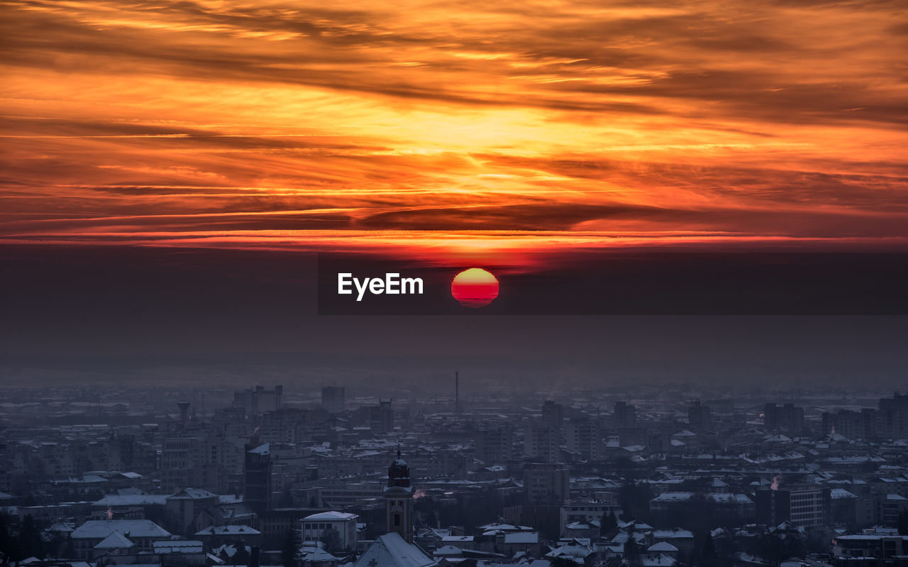 DISTANT VIEW OF HOT AIR BALLOON AGAINST CLOUDY SKY