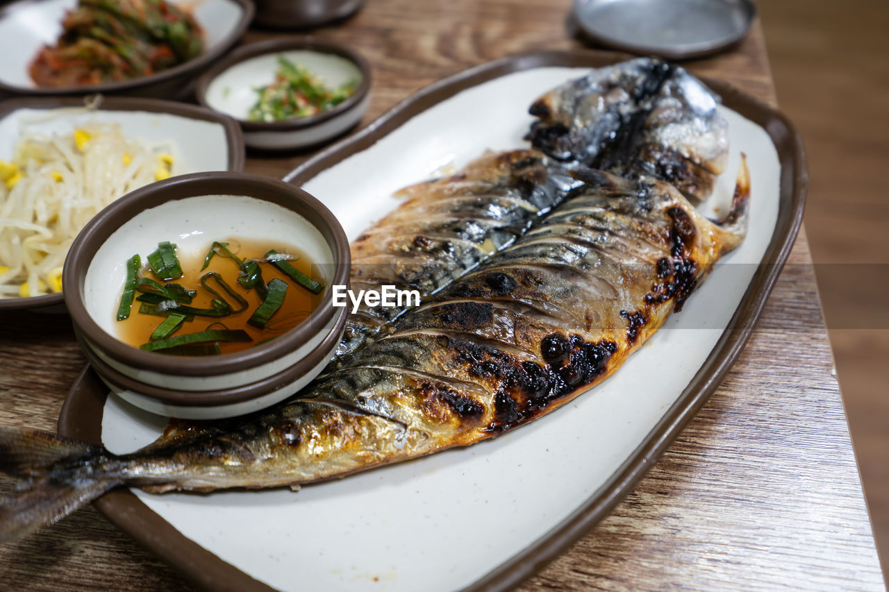 HIGH ANGLE VIEW OF FISH IN CONTAINER ON TABLE