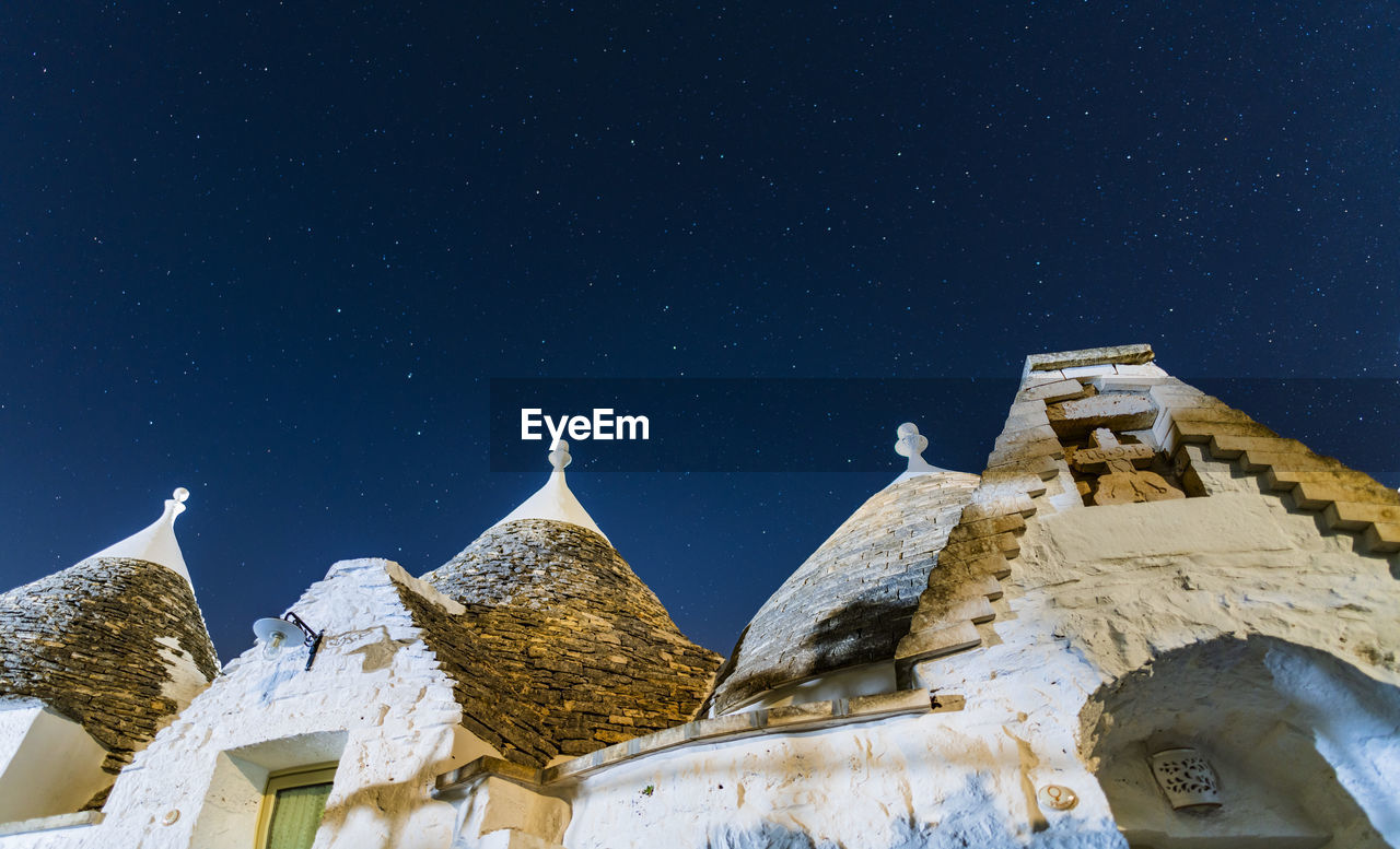 LOW ANGLE VIEW OF HISTORIC BUILDING AGAINST SKY