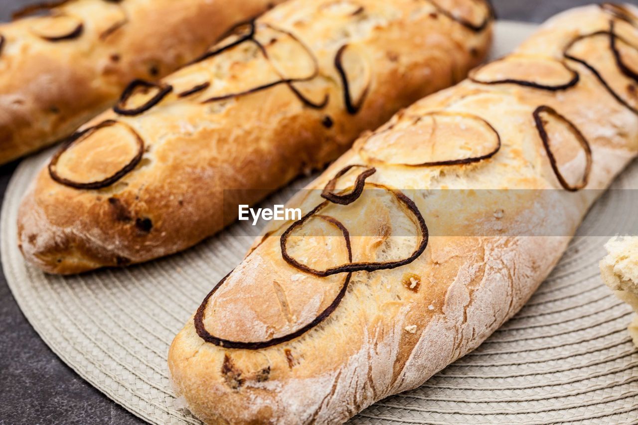 CLOSE-UP OF BREAD ON CUTTING BOARD