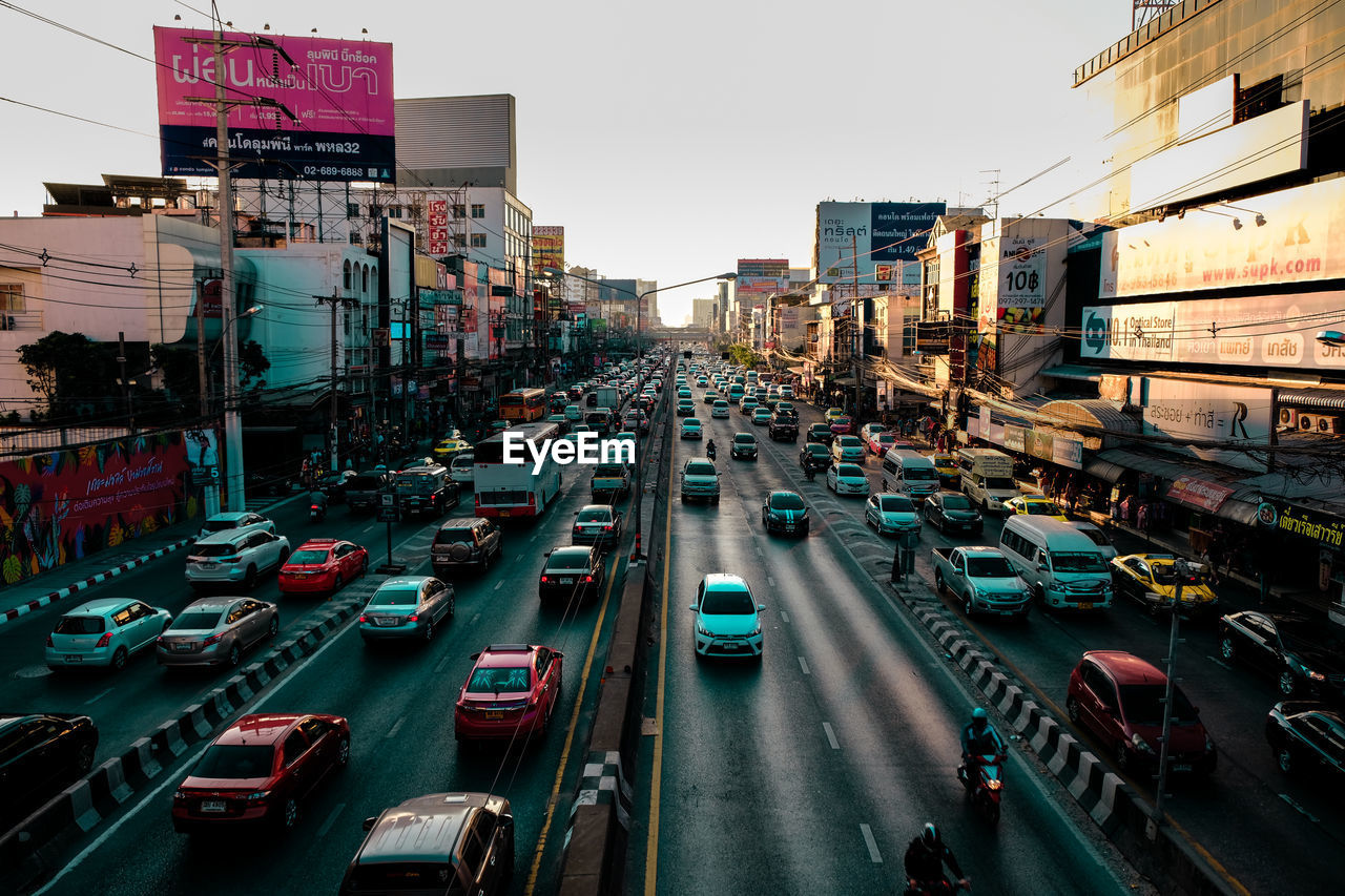 HIGH ANGLE VIEW OF TRAFFIC ON ROAD