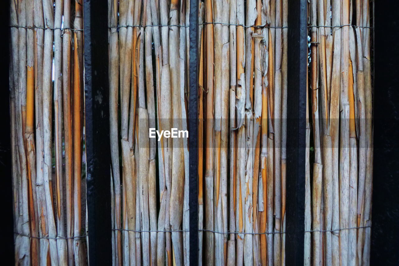 FULL FRAME SHOT OF BAMBOO ON WOOD