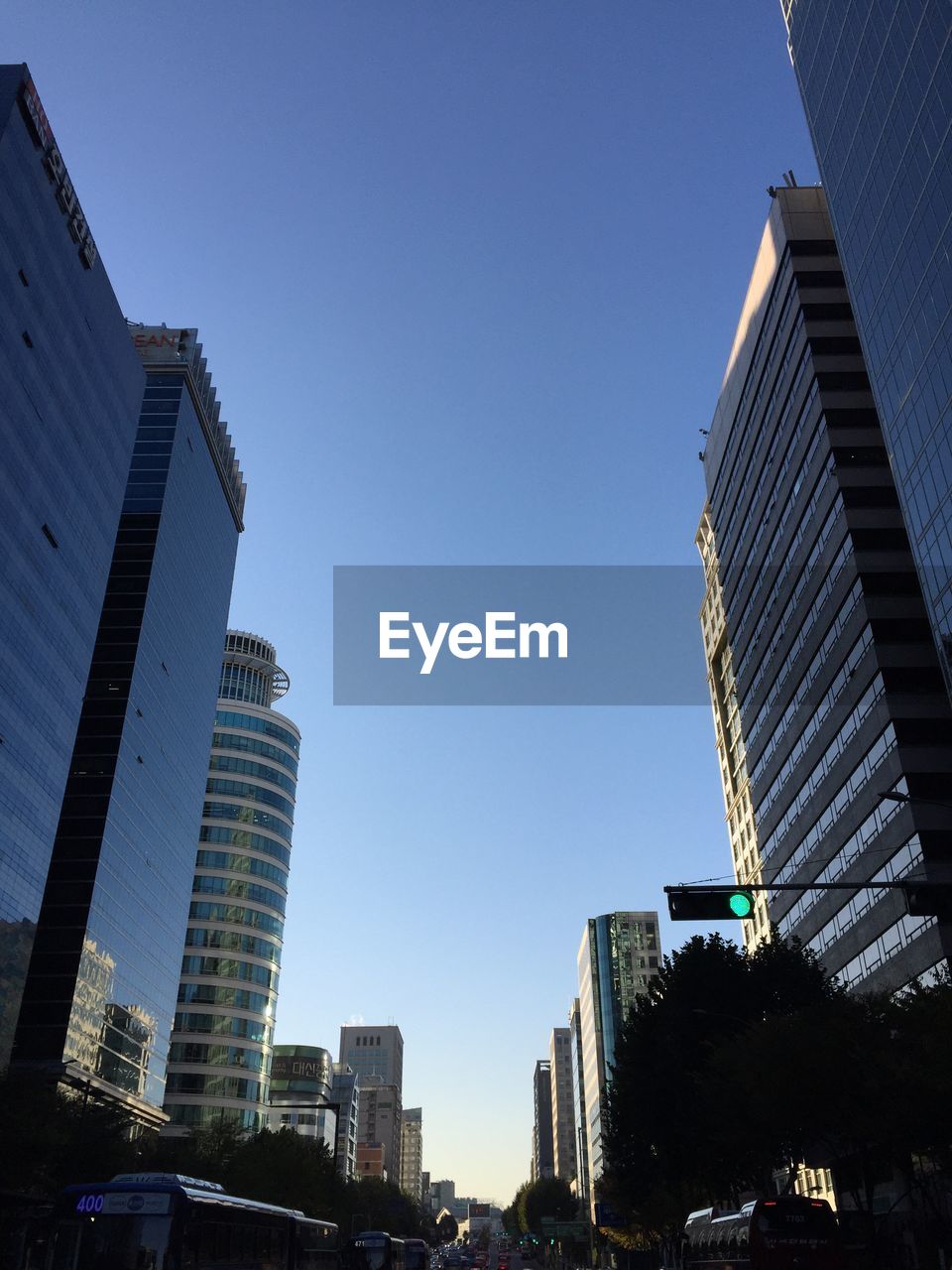 LOW ANGLE VIEW OF SKYSCRAPER AGAINST BLUE SKY