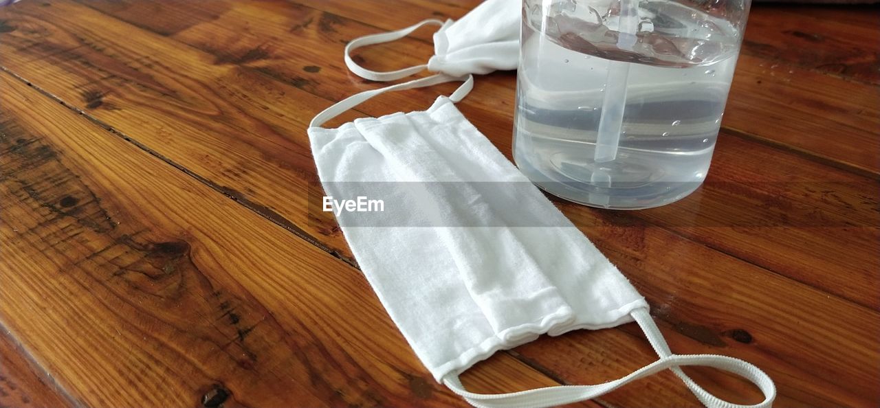 HIGH ANGLE VIEW OF BEER GLASS ON TABLE