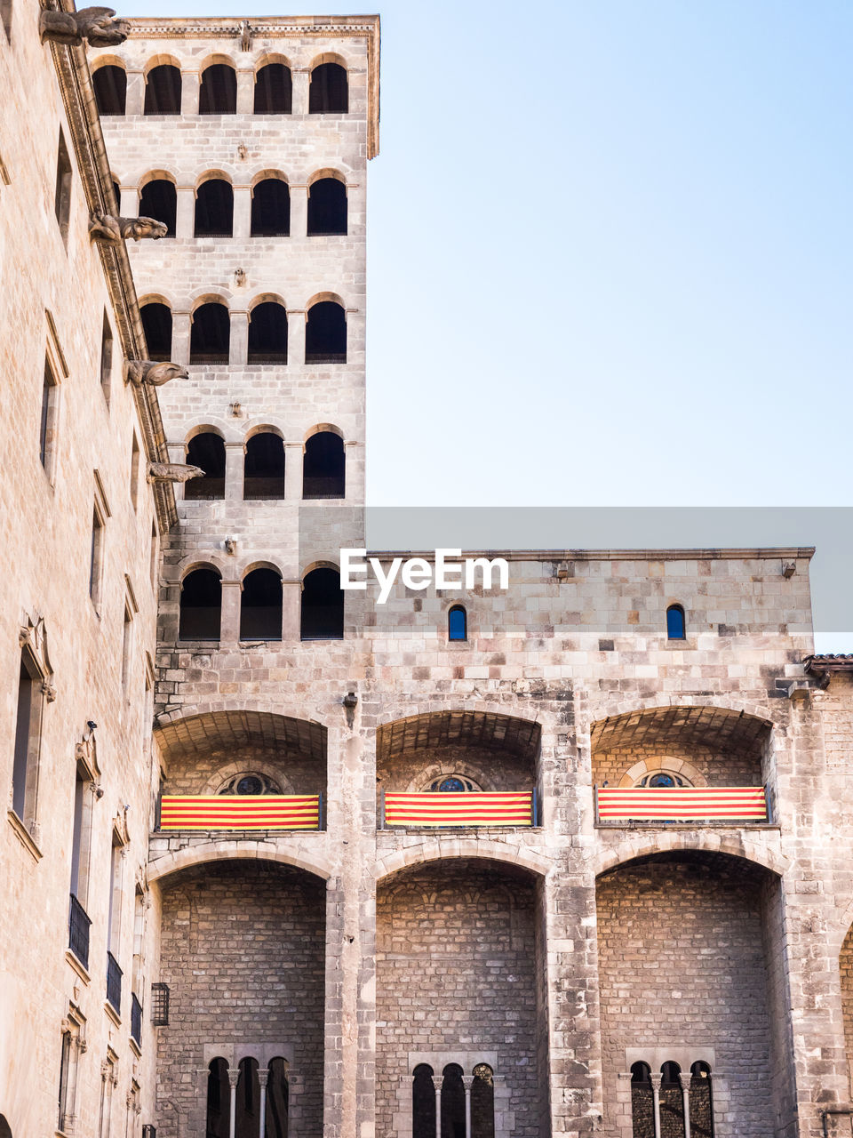 LOW ANGLE VIEW OF HISTORICAL BUILDING AGAINST CLEAR SKY