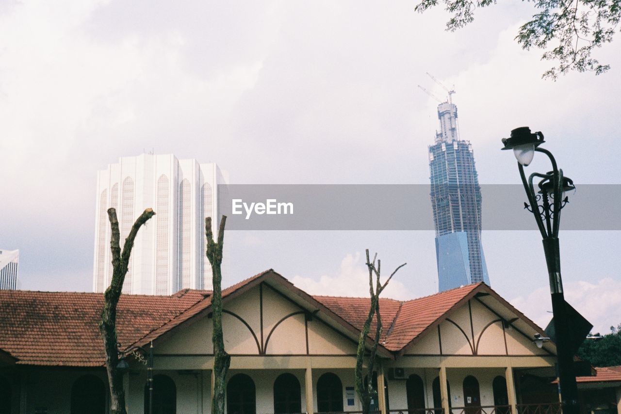 LOW ANGLE VIEW OF BUILDINGS AGAINST SKY