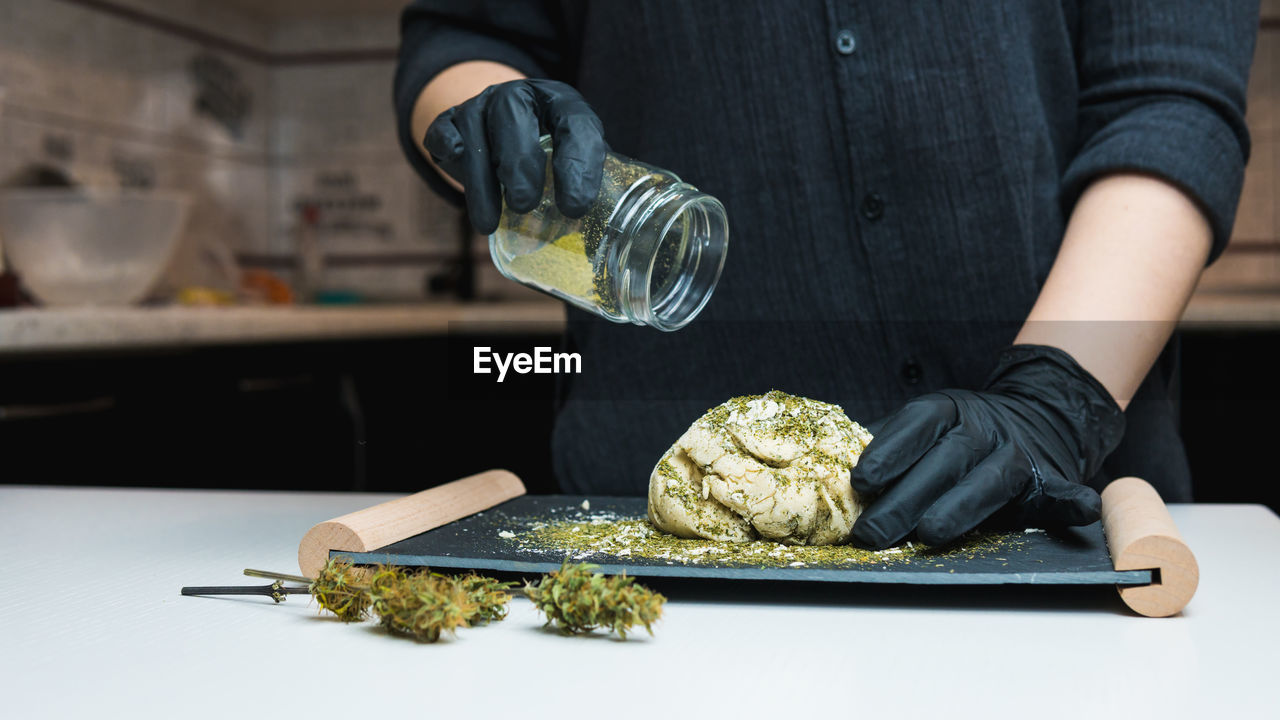 MIDSECTION OF MAN PREPARING FOOD