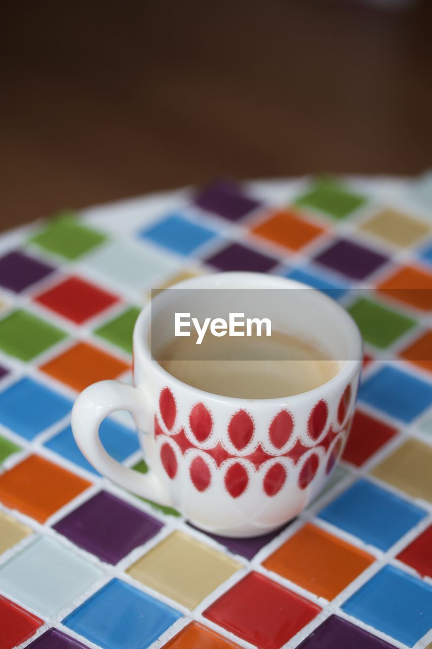 HIGH ANGLE VIEW OF COFFEE AND CUPS ON TABLE