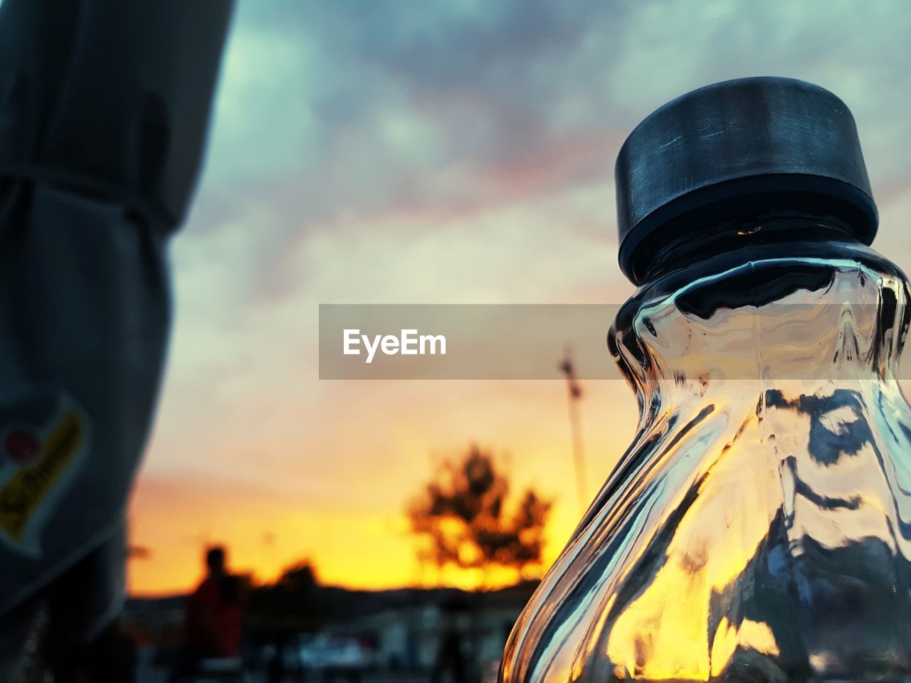 CLOSE-UP OF WATER DROPS AGAINST SKY