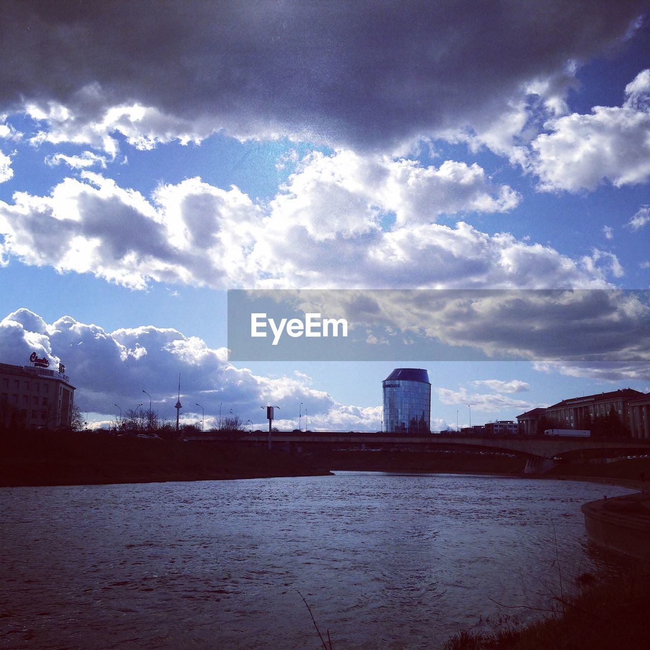 SCENIC VIEW OF RIVER BY BUILDINGS AGAINST SKY