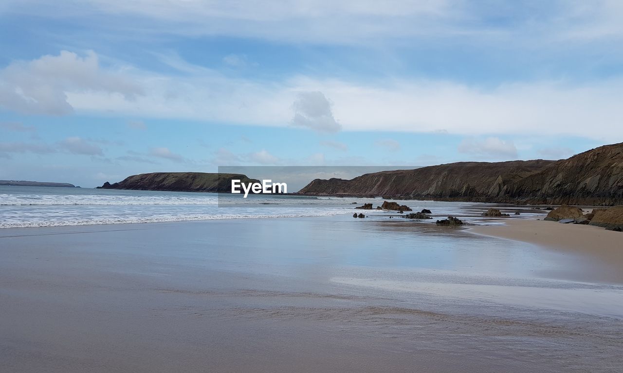 PANORAMIC VIEW OF BEACH AGAINST SKY