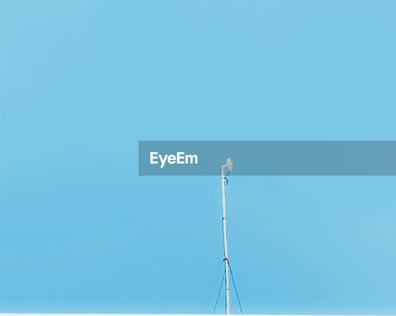 LOW ANGLE VIEW OF STREET LIGHT AGAINST BLUE SKY