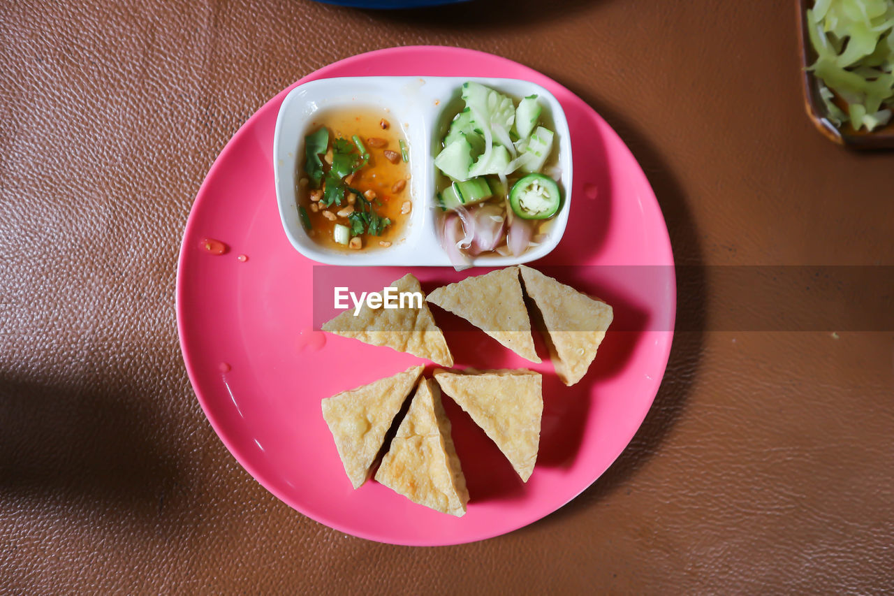 HIGH ANGLE VIEW OF BREAKFAST IN PLATE