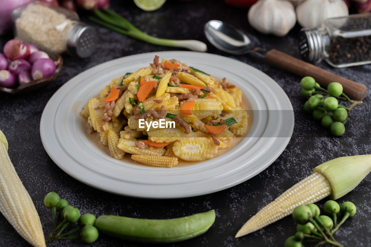 HIGH ANGLE VIEW OF FOOD IN PLATE