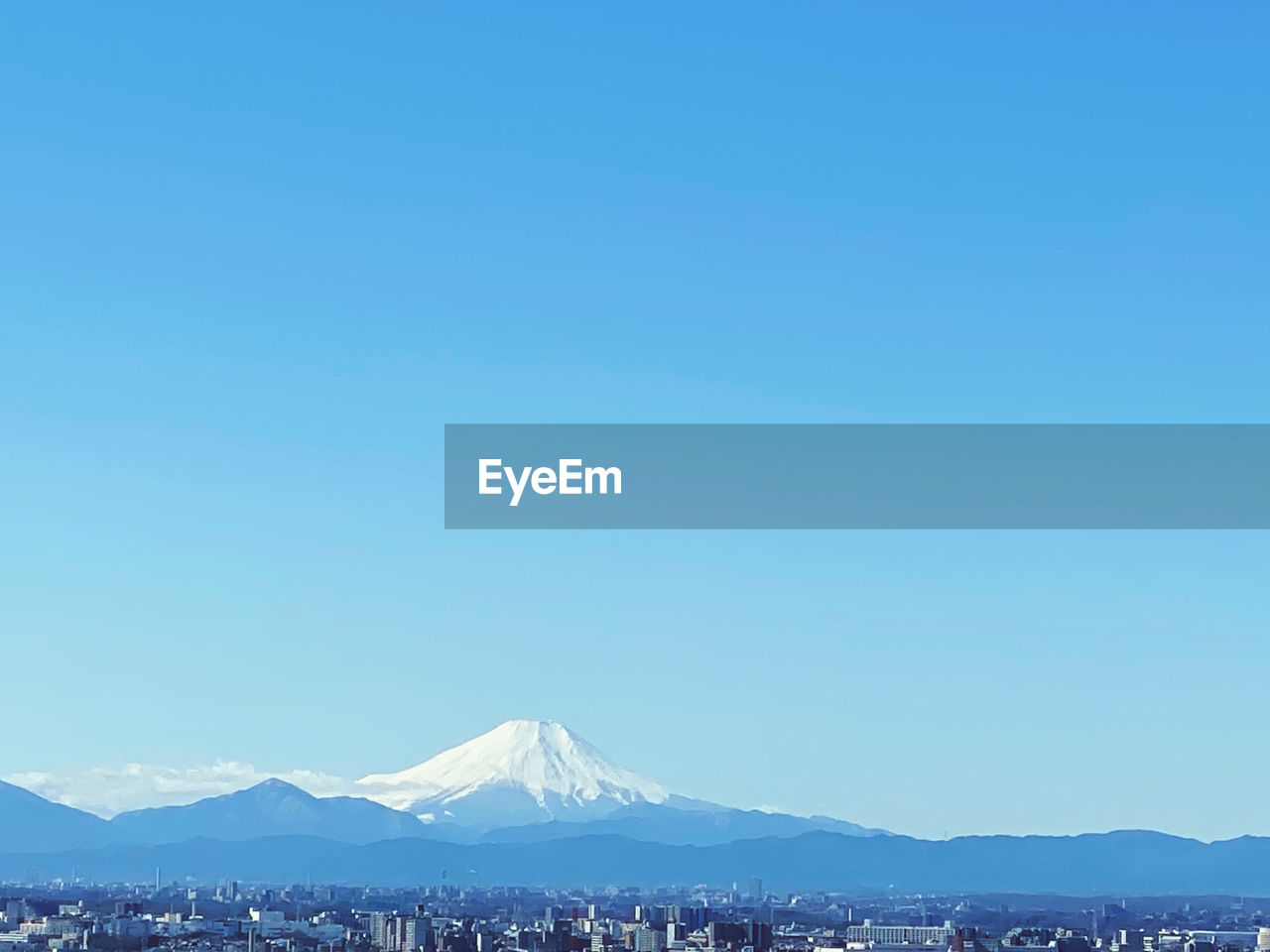 SCENIC VIEW OF SNOWCAPPED MOUNTAINS AGAINST CLEAR SKY