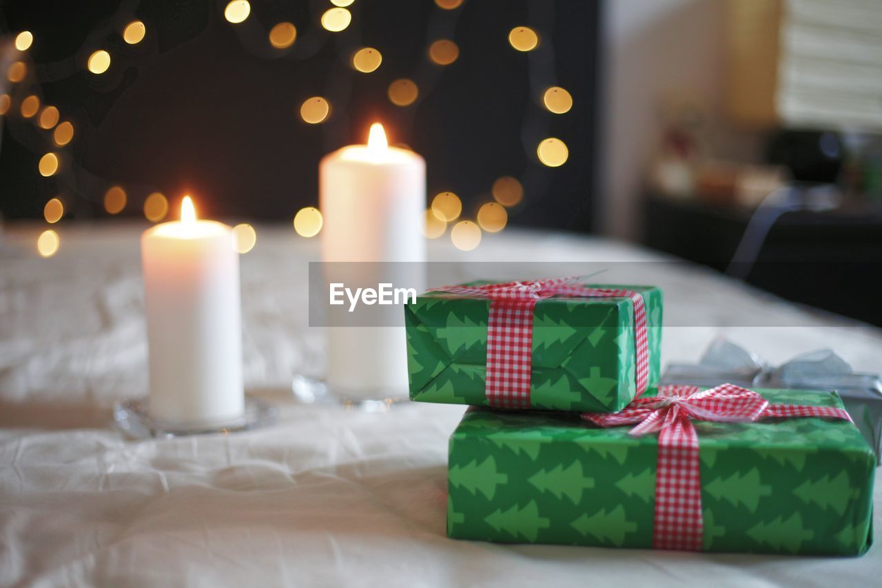 CLOSE-UP OF CHRISTMAS DECORATIONS ON TABLE