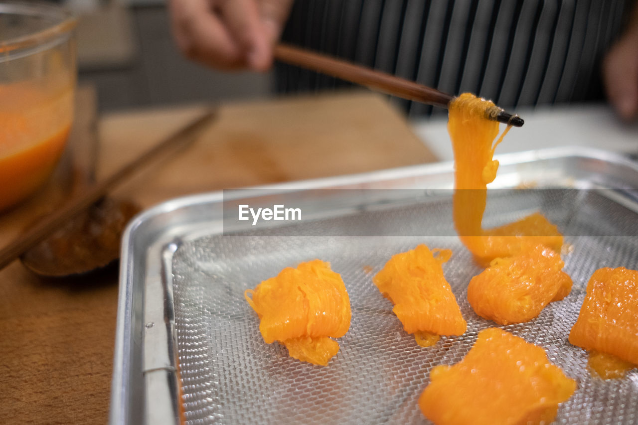 CLOSE-UP OF HAND HOLDING FOOD