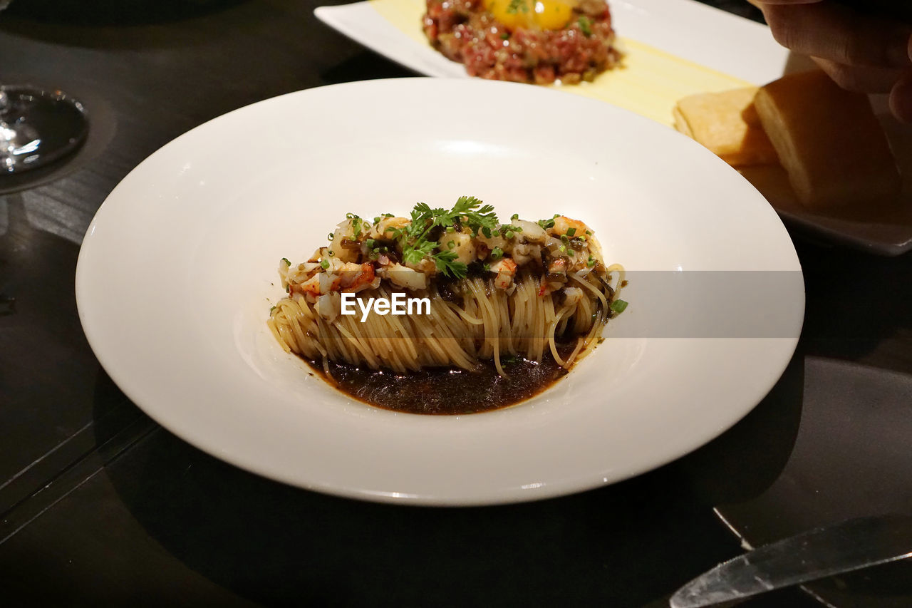 CLOSE-UP OF FOOD IN PLATE