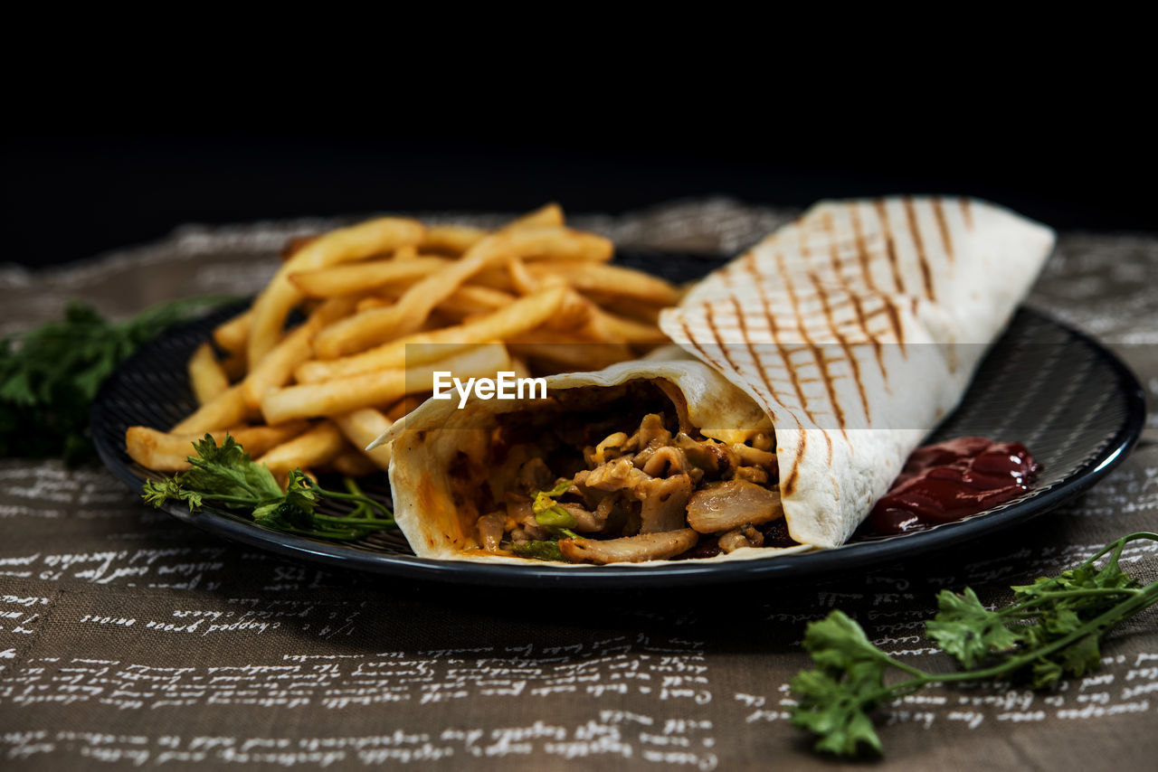 CLOSE-UP OF MEAT AND FRIES IN PLATE