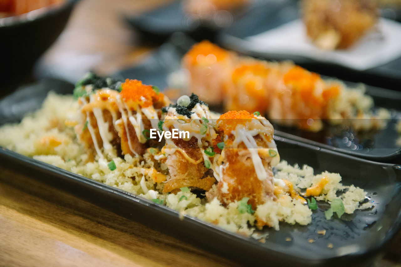 CLOSE-UP OF SUSHI ON PLATE