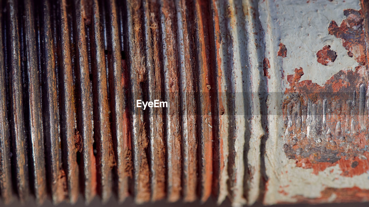 FULL FRAME SHOT OF OLD RUSTY METAL IN CONTAINER